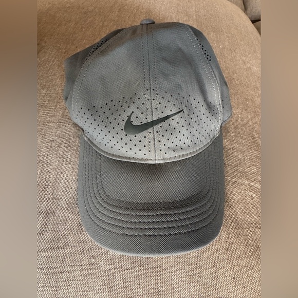 Women’s drop fit Nike snap back hat - Picture 2 of 3